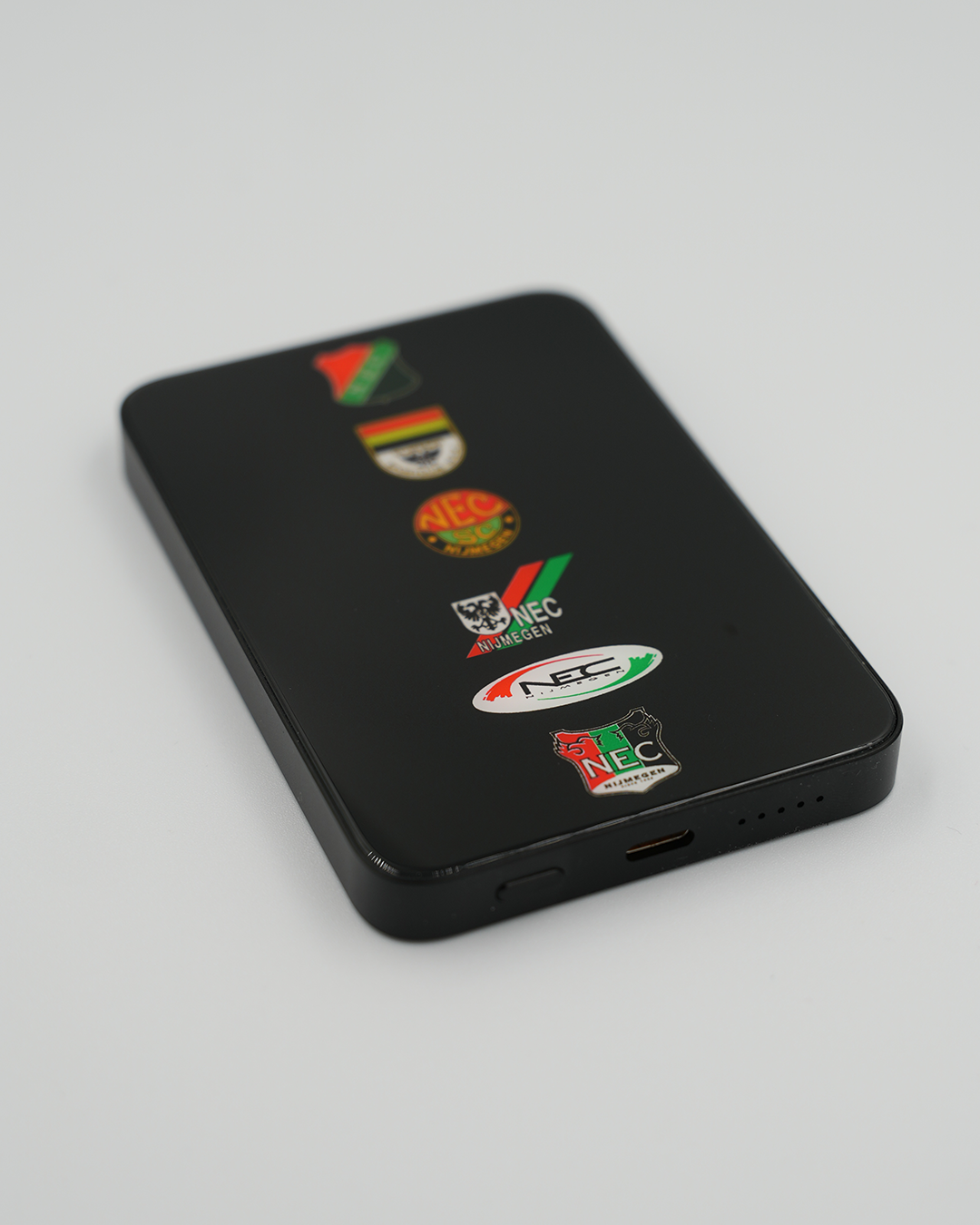 N.E.C. Powerbank met MagSafe