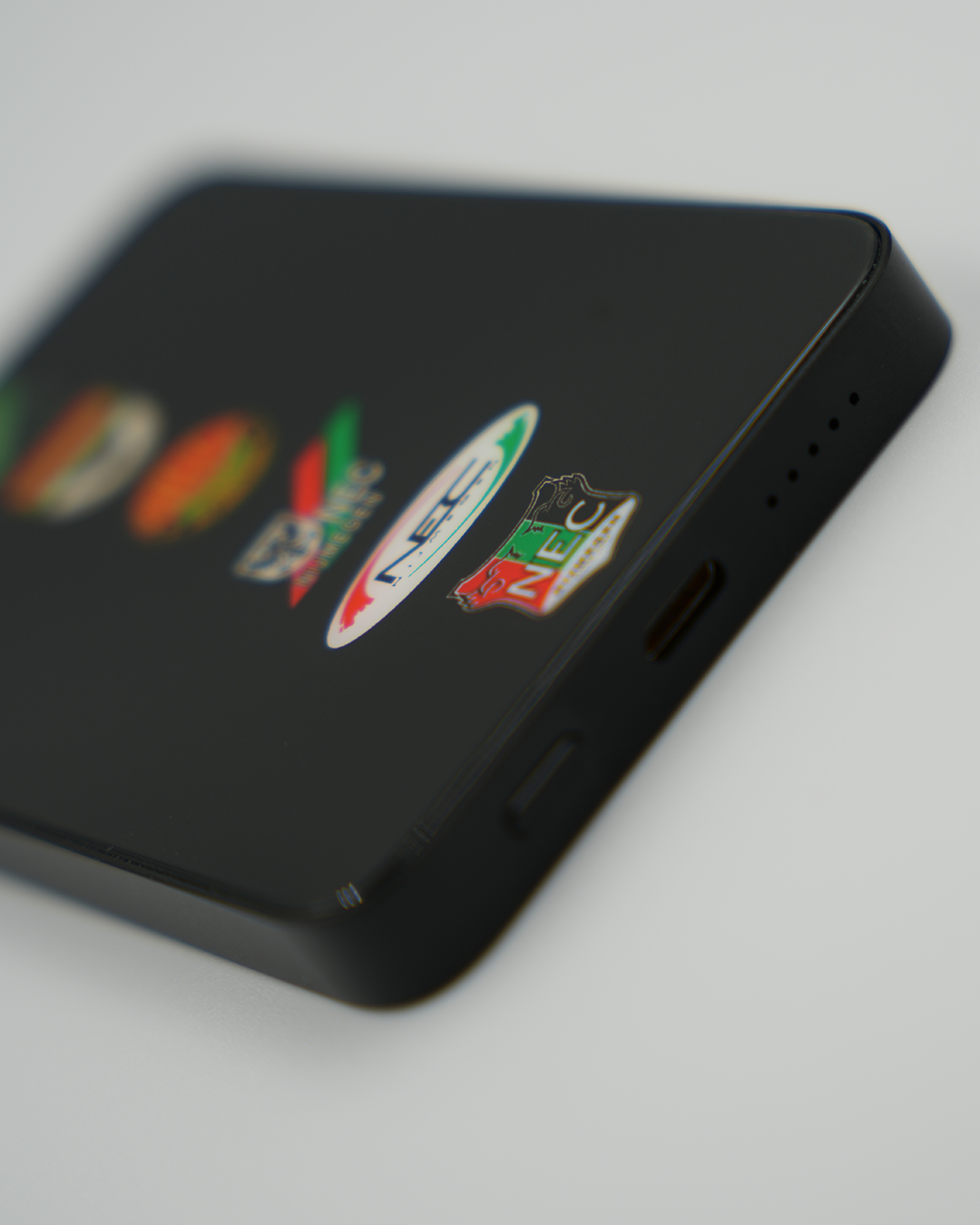 N.E.C. Powerbank met MagSafe